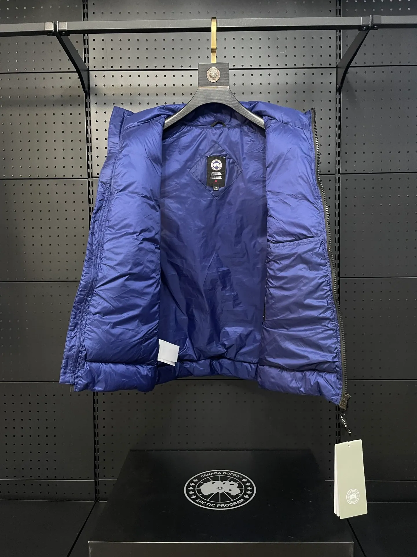P560 Canadian brand CanadaGoose men's and women's CROFTON lightweight down vest 2229M DWR water-repellent treatment WindWall windproof fabric 700 fleece filling original mold opening details one to one production The upper body effect is stunning Exclusively available on the Xiaohongshu purchasing platform The highest version on the market Size: XS S M L XL XXL